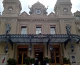 Casino Monte-Carlo, za 17 euro można zwiedzić wnętrze kasyna ale UWAGA po godzinie 14 obowiązują stroje wieczorowe ;)